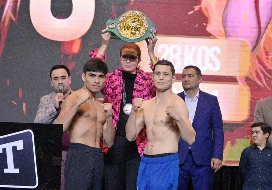 Carlos “Príncipe” Cuadras y Pedro Guevara en la ceremonia de pesaje por el título interino Supermosca del Consejo Mundial de Boxeo