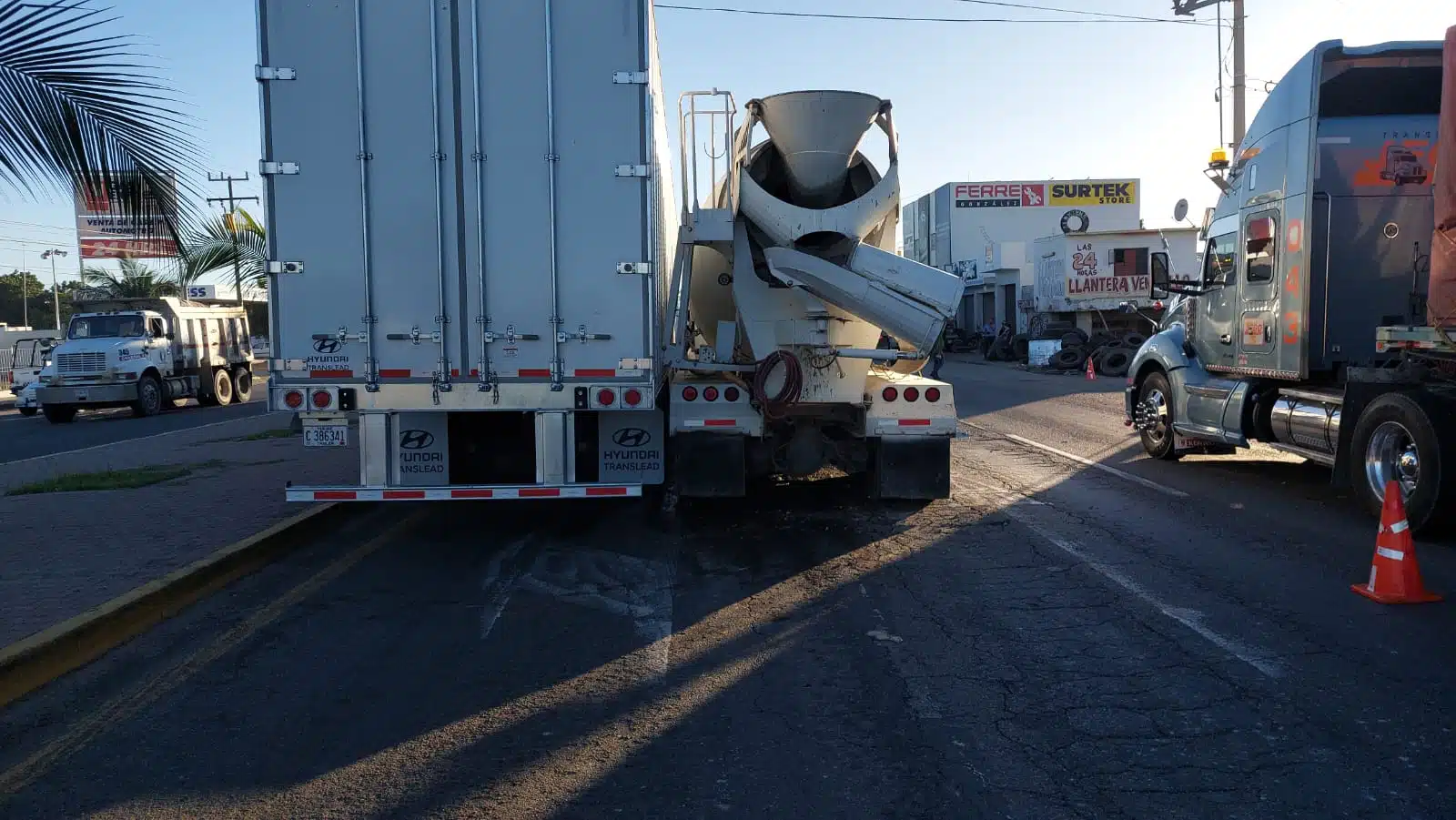 Choque entre un camión revolvedor de cemento y un tráiler