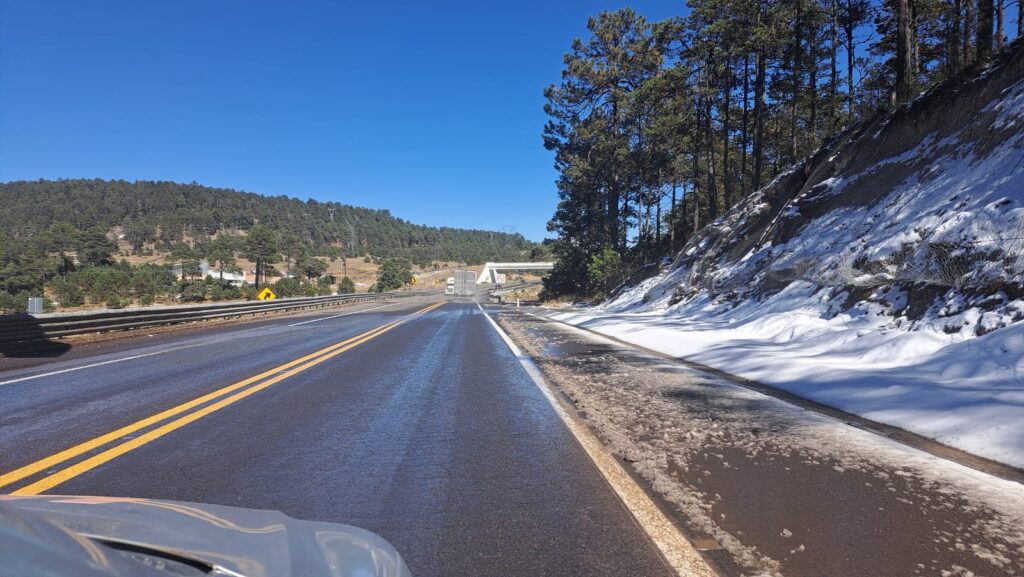 Primera nevada en la comunidad El Salto y parte de la carretera Mazatlán-Durango