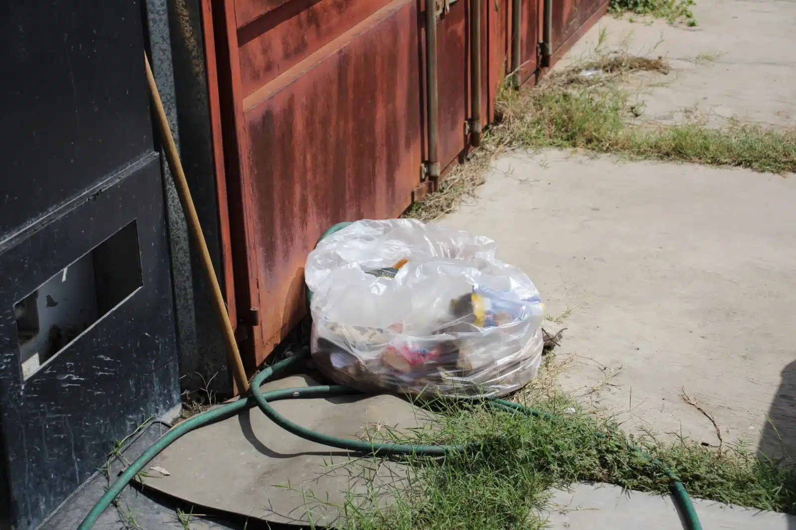 Bolsa de basura dejada afuera de una vivienda