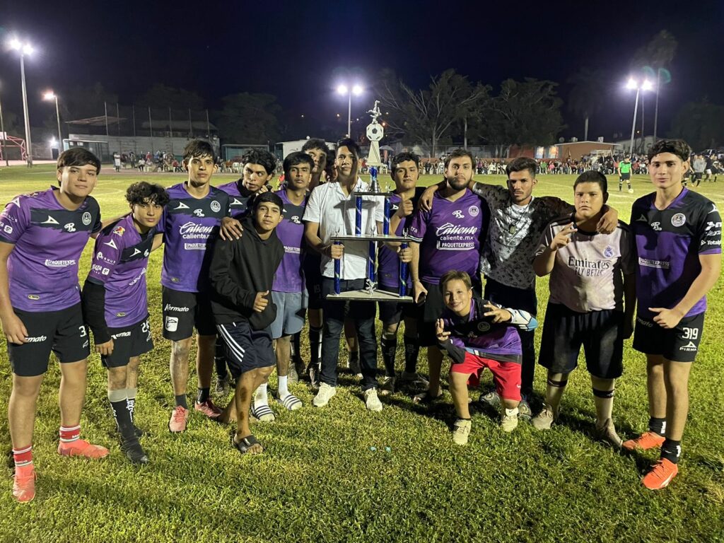 Mesón de los Laureanos con su trofeo de la Liga de Futbol Juvenil El Quelite