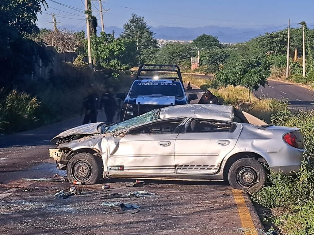 Vehículo destrozado y abandonado tras volcadura