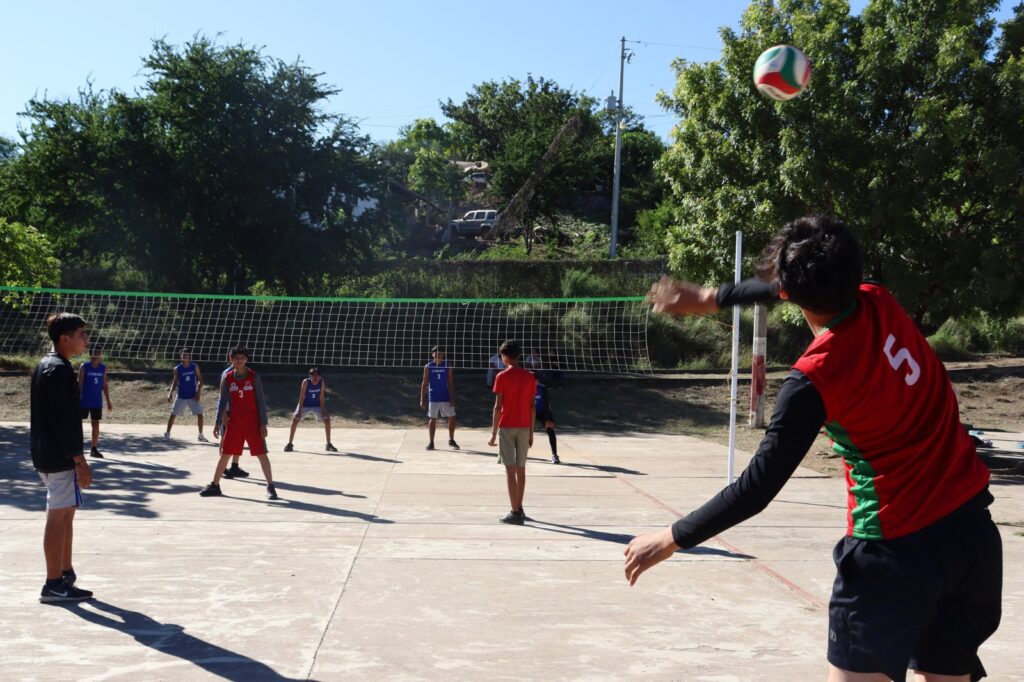 Niños jugando vóley