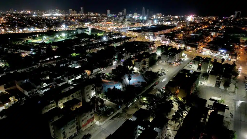 Vista aérea de Mazatlán de noche