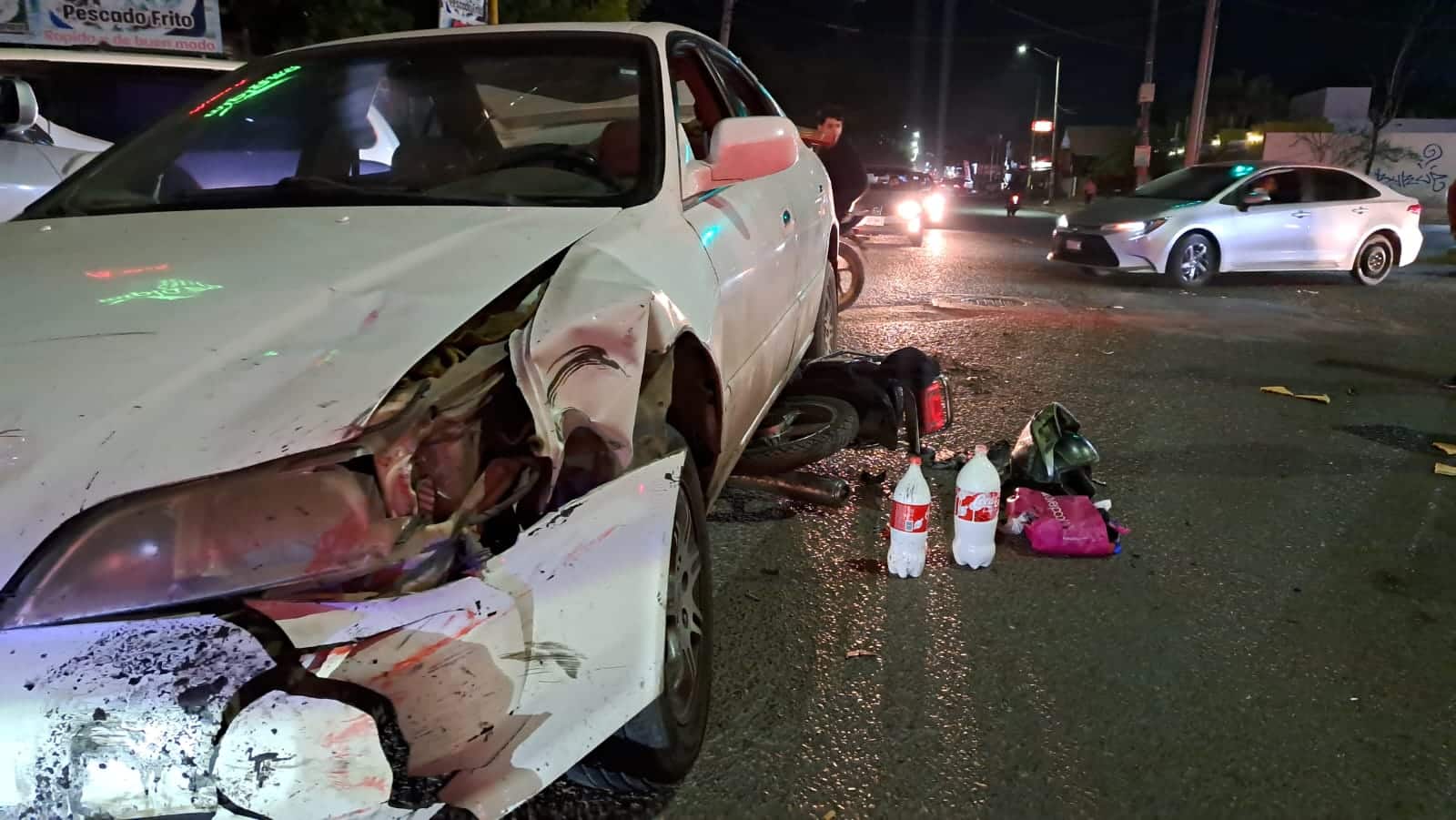 Motocicleta debajo de un vehículo por choque