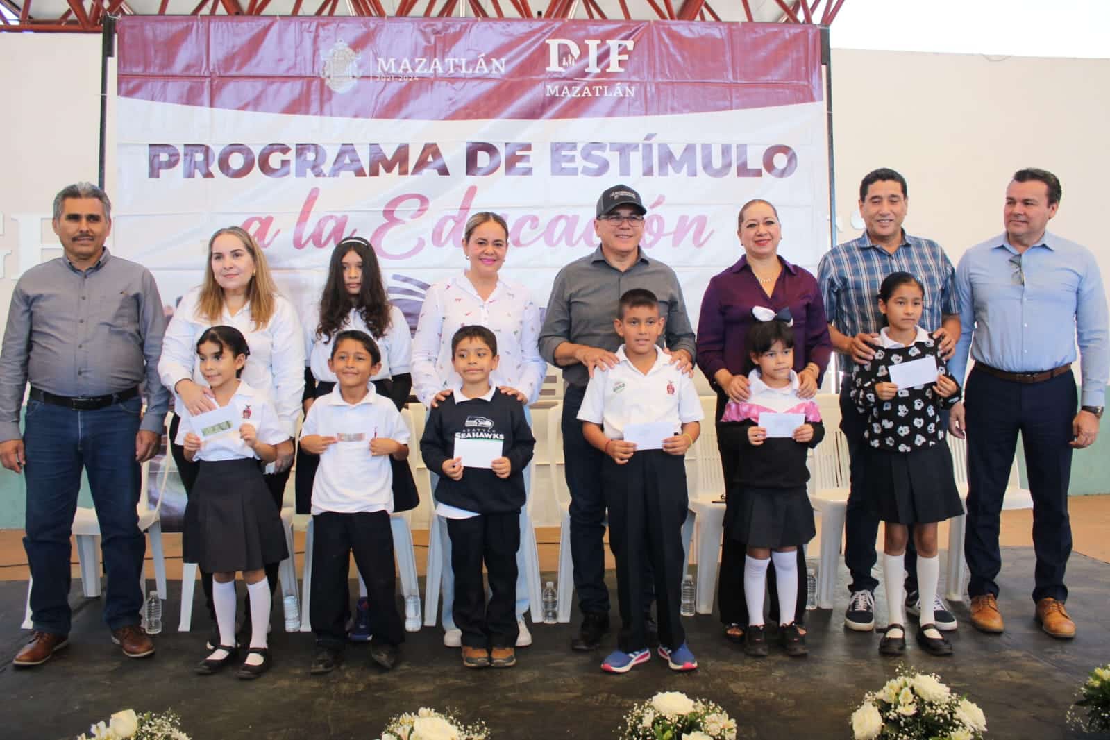 Entrega de Becas Probec a estudiantes de primaria por parte de DIF y Gobierno de Mazatlán