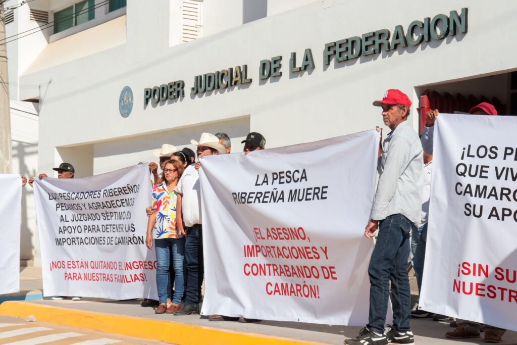 Manifestación de pescadores en el Poder Judicial de la Federación por las importaciones ilegales de camarón