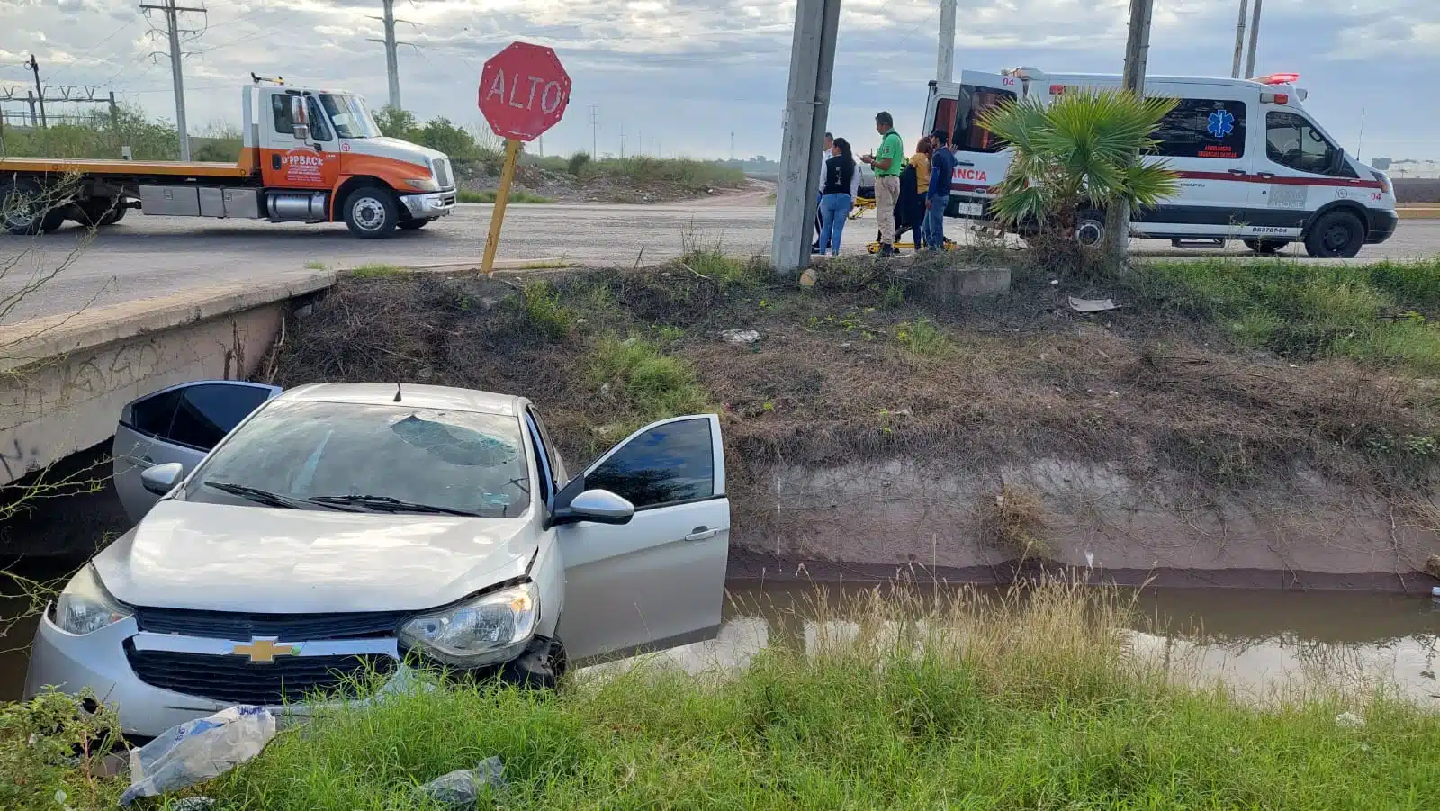 Vehículo al interior de un dren