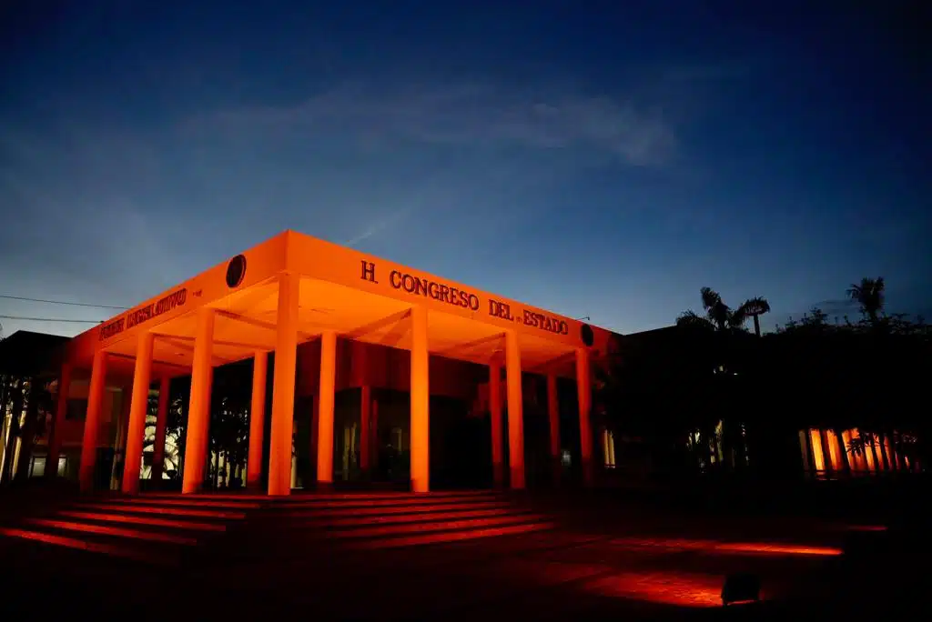 Congreso de Sinaloa iluminado con luces color naranja