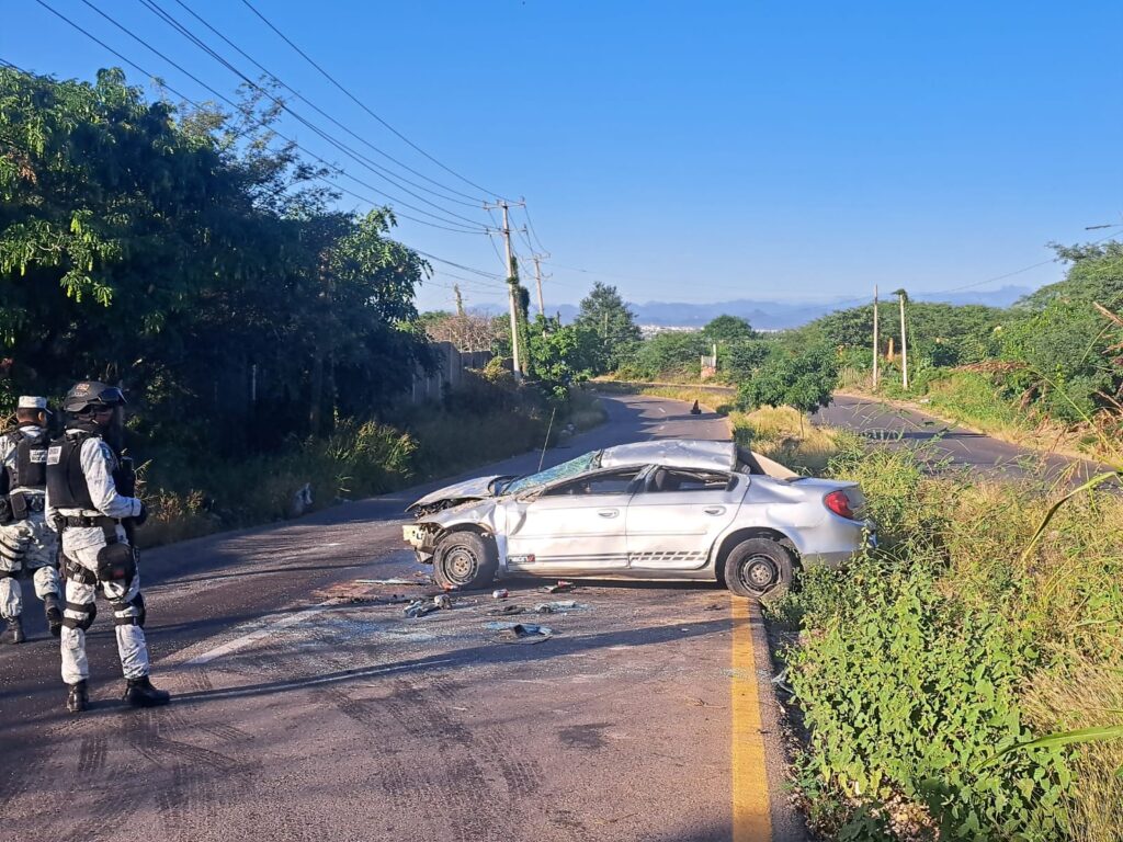 Vehículo destrozado y abandonado tras volcadura