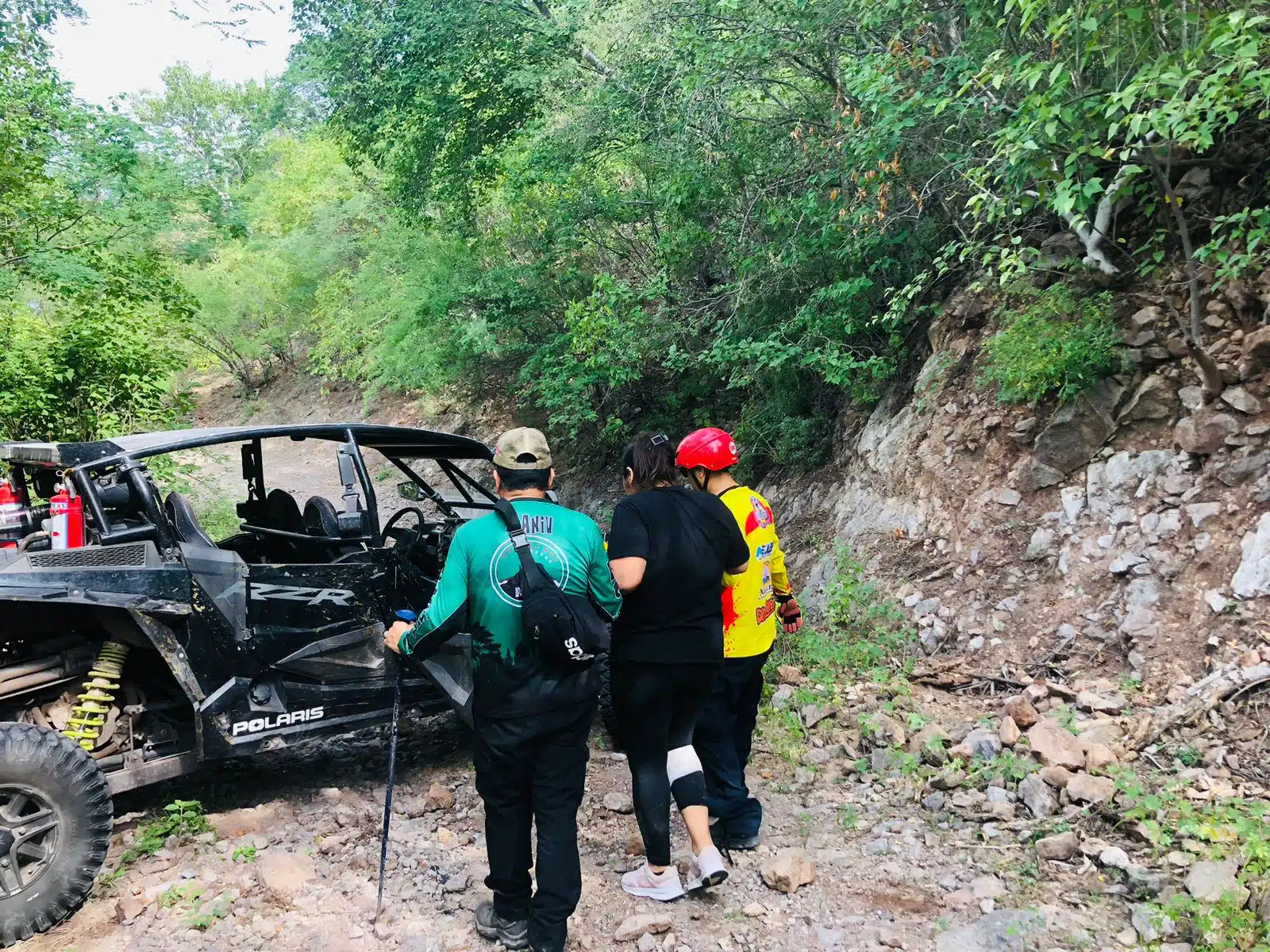 Bomberos auxiliando a la senderista lesionada