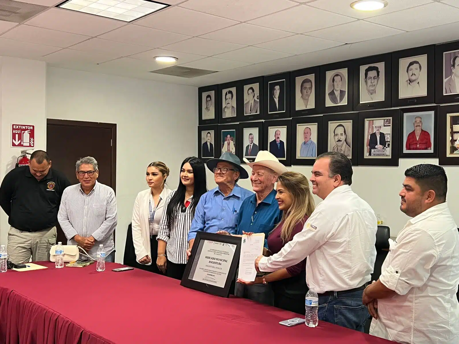 Entrega del certificado Promotor de la Salud para el mercado municipal de Angostura