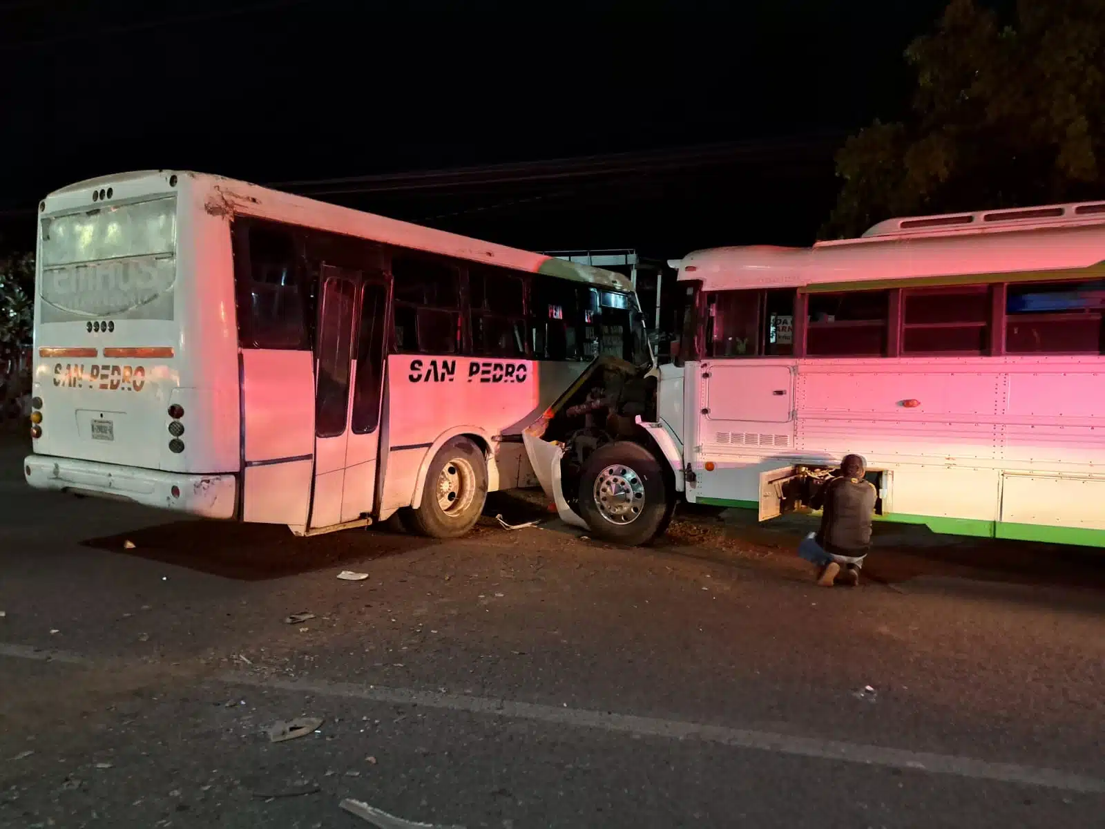 Dos camiones en medio de la calle tras aparatoso choque