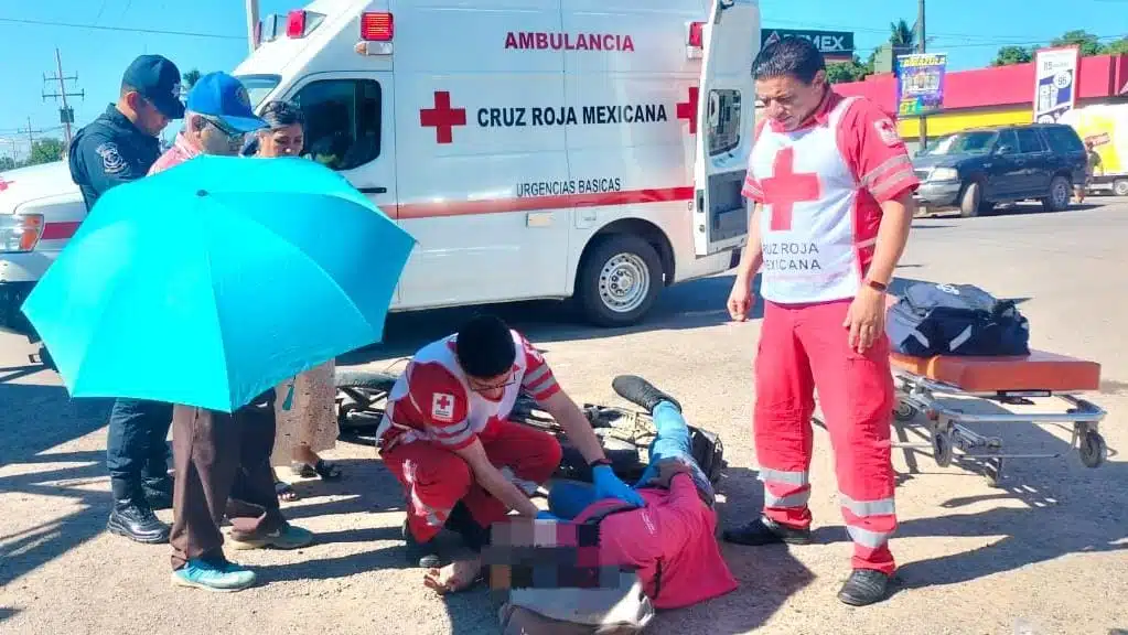 Paramédicos de Cruz Roja auxiliando al joven lesionado