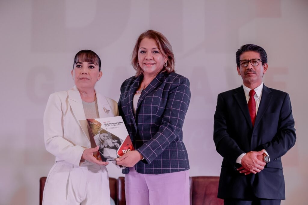 Lourdes Cardona Leal rinde su Segundo Informe en DIF Guasave