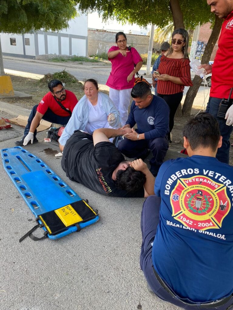 Motociclista lesionado siendo atendido por Bomberos Veteranos Mazatlán