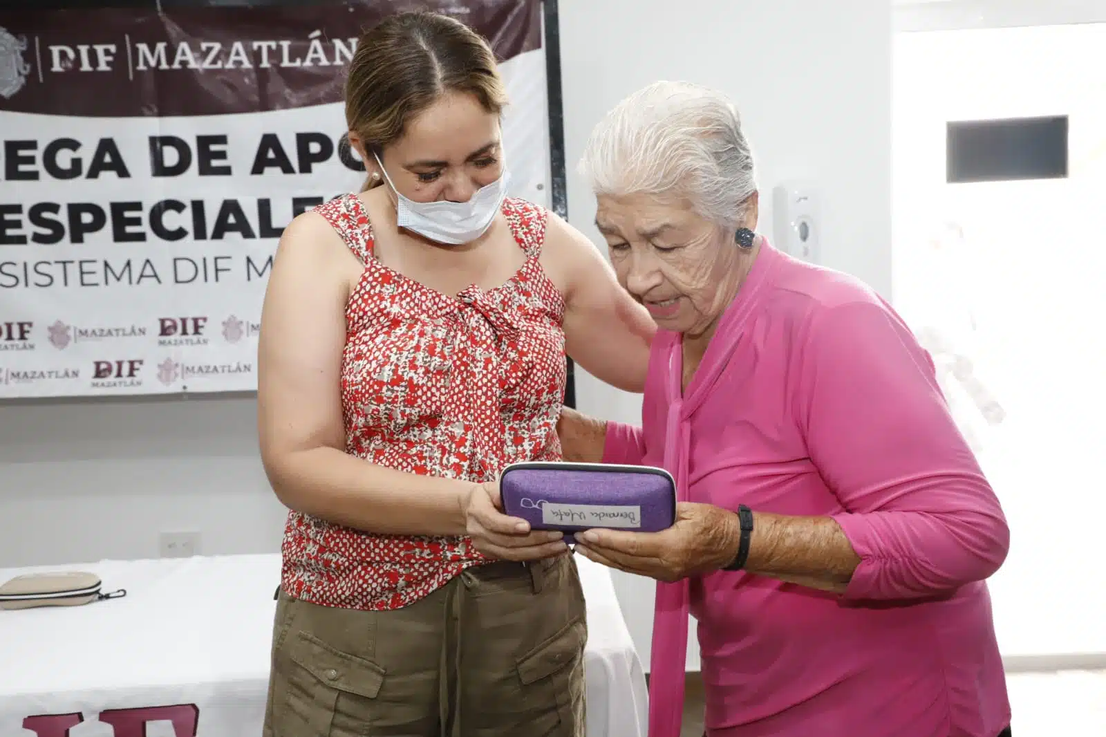 Entrega de lentes graduados por parte de sistema DIF Mazatlán