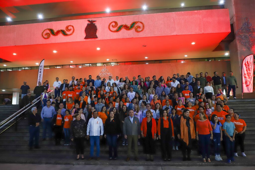 Luminarias color naranja encendidas en Palacio de Gobierno