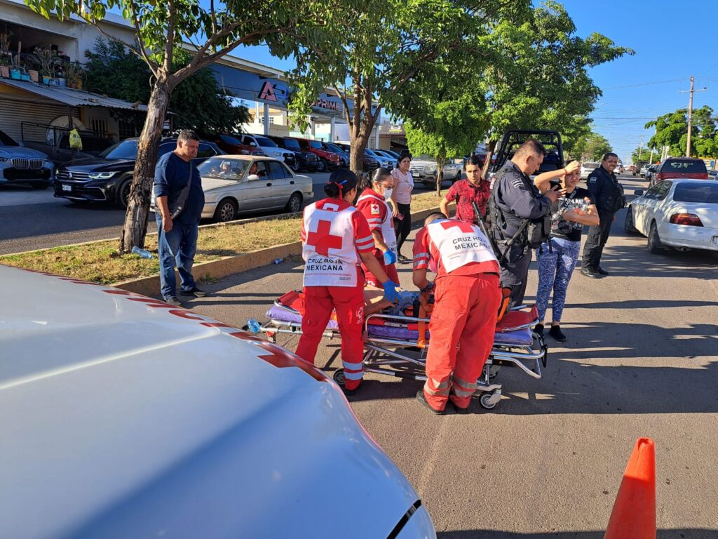 Paramédicos de Cruz Roja auxiliando al joven que fue arrollado