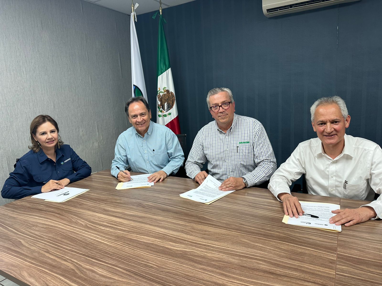 Firma de convenio entre Umffaac y Amhpac