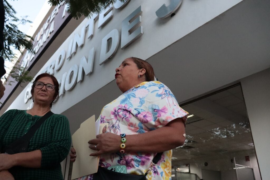 Antonia Escalante y Graciela Couret Beltrán a las afueras de la Vicefiscalía Regional Zona Norte.