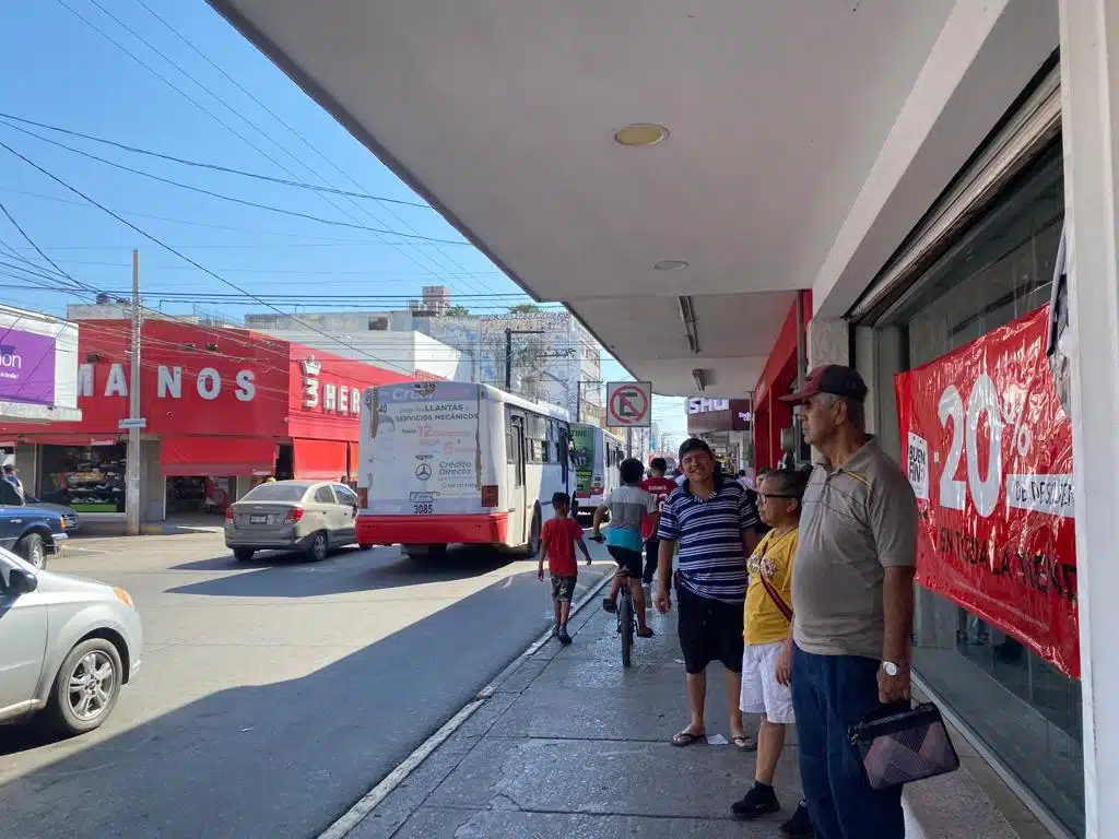 Personas realizando compras en el centro de Mazatlán