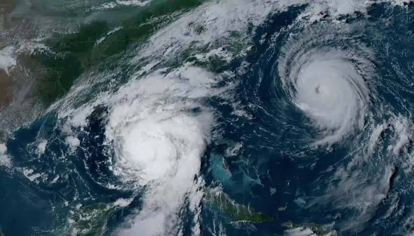 El satélite GOES-16 de NOAA capturó el huracán Idalia acercándose a la costa occidental de Florida mientras el huracán Franklin azotaba el Océano Atlántico a las 5:01 pm EDT el 29 de agosto de 2023.