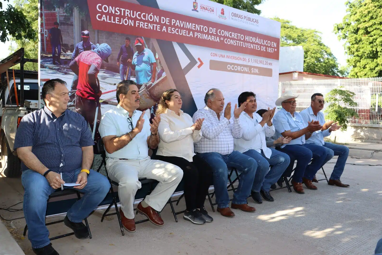 Alcalde y funcionarios en la sindicatura de Ocoroni para el banderazo de inicio a obra de pavimentación