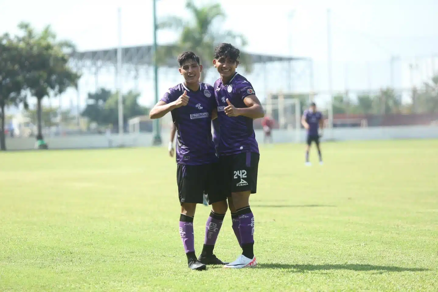 Jugadores de Mazatlán FC celebrando juntos