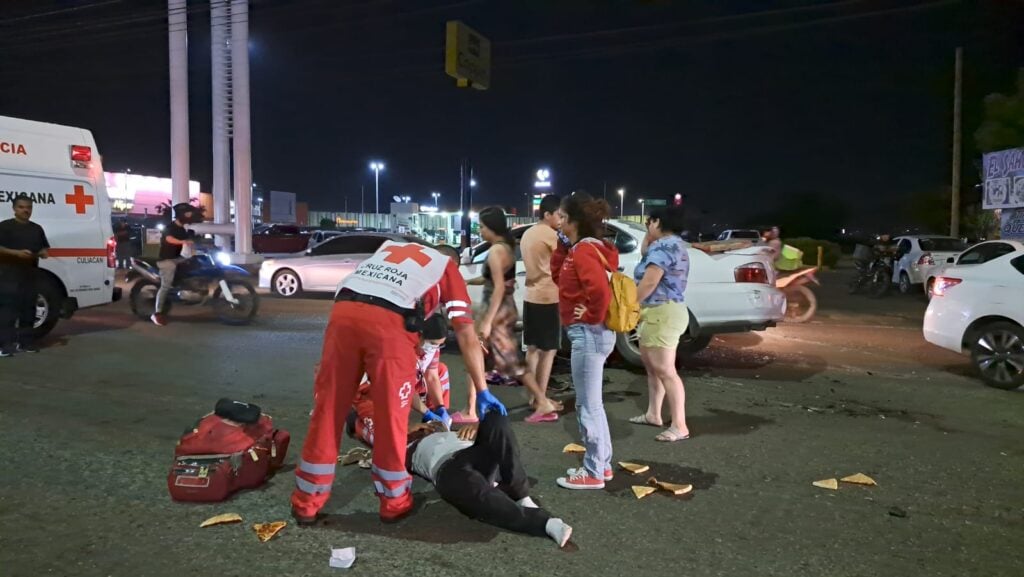 Cruz Roja auxiliando a un herido