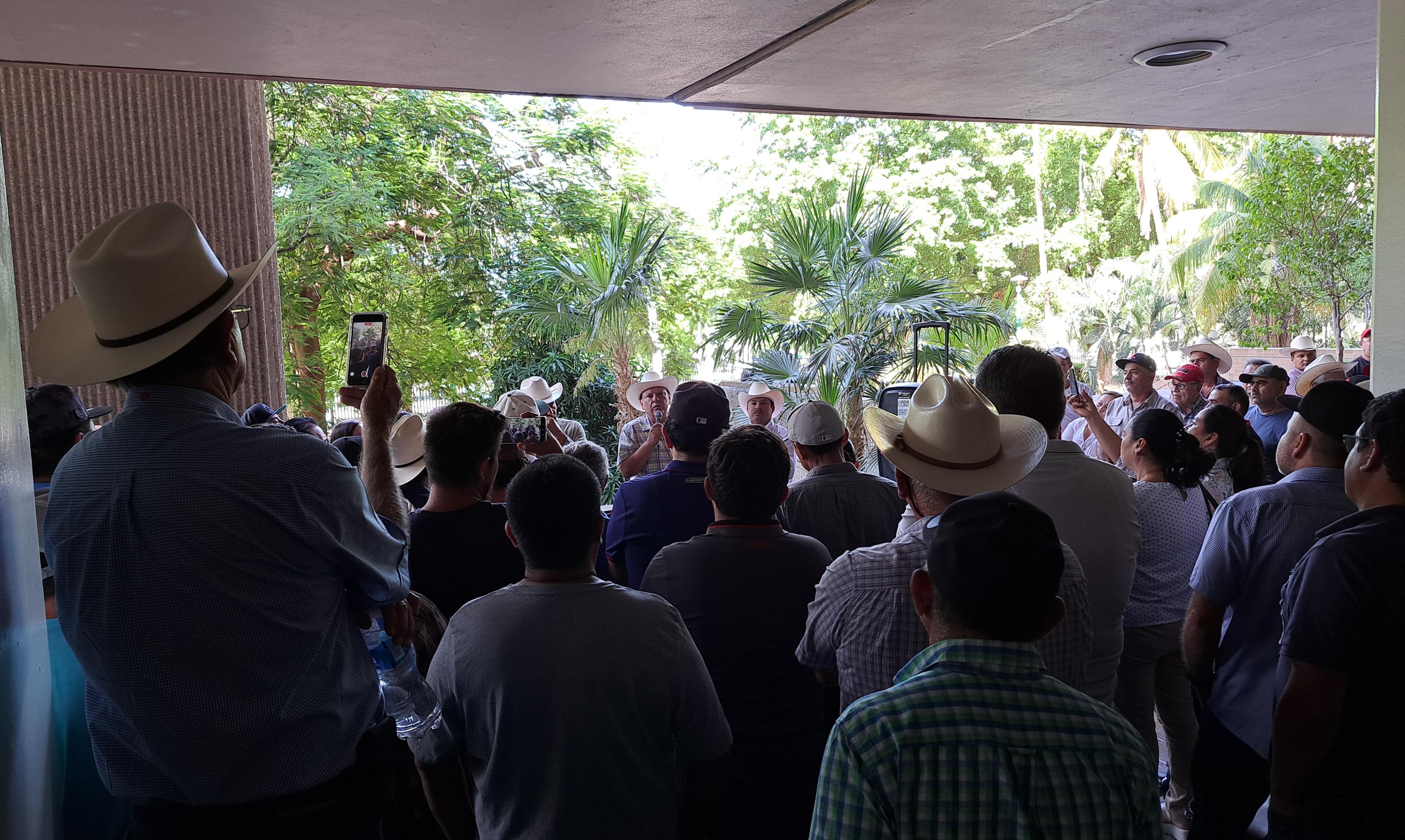 Plantón de productores en el Palacio de Gobierno