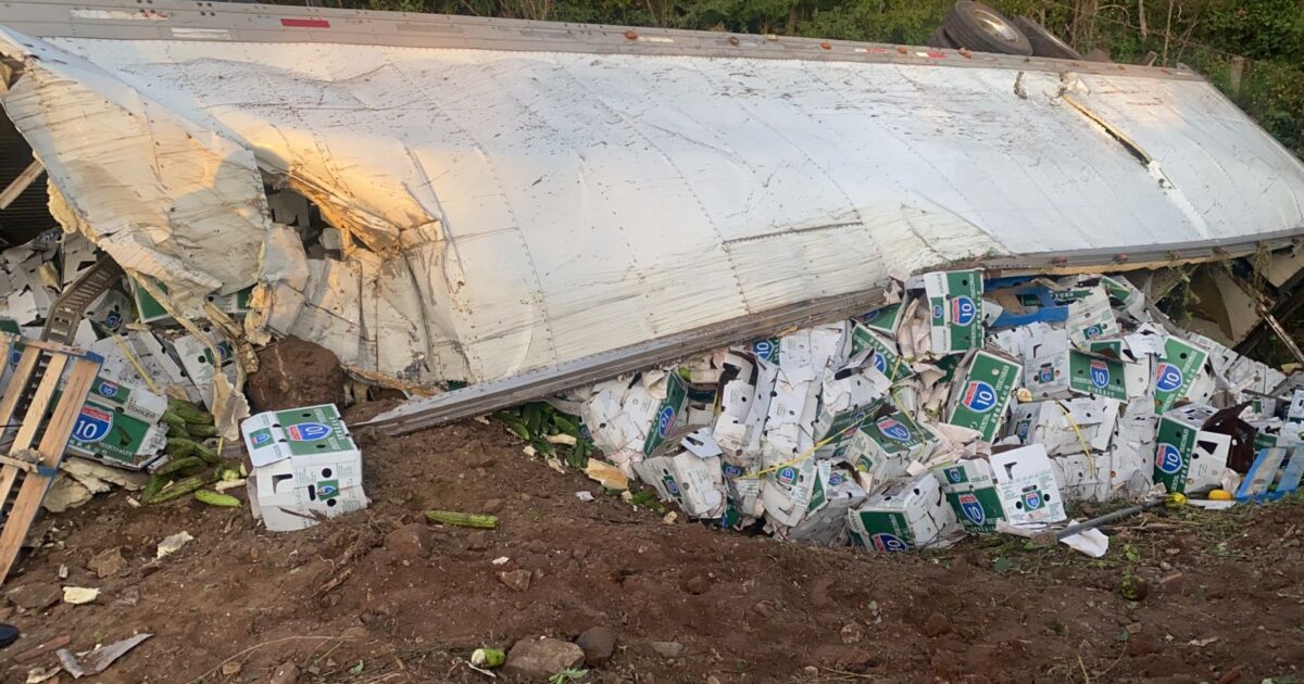 La verdura quedó regada tráiler de carga termina volcado cerca de