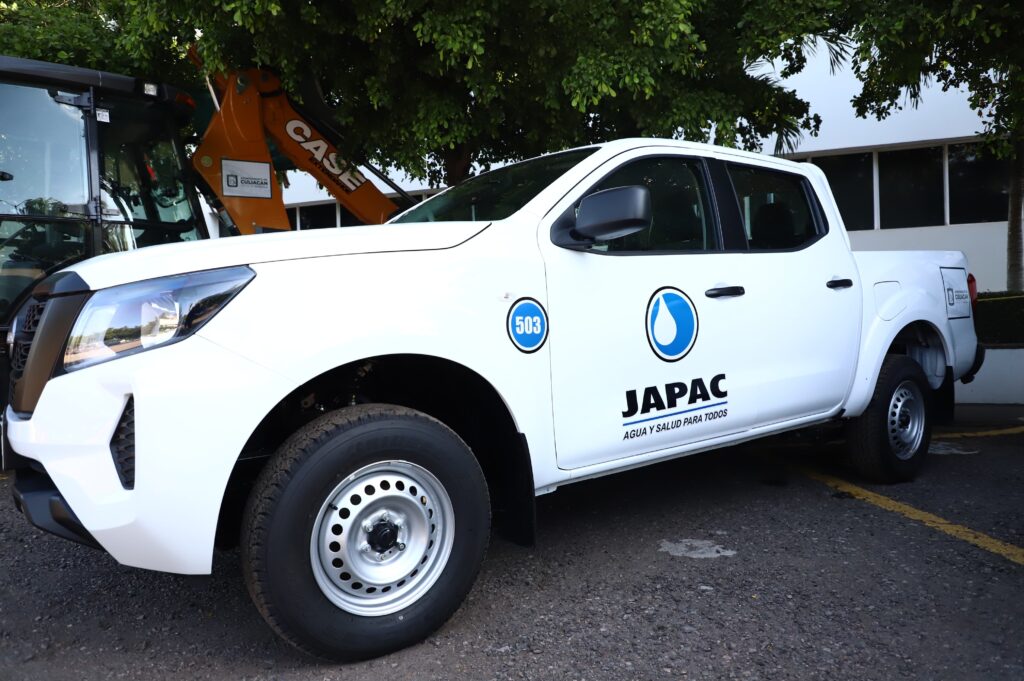 Entrega de nuevas camionetas y una retroexcavadora a Japac
