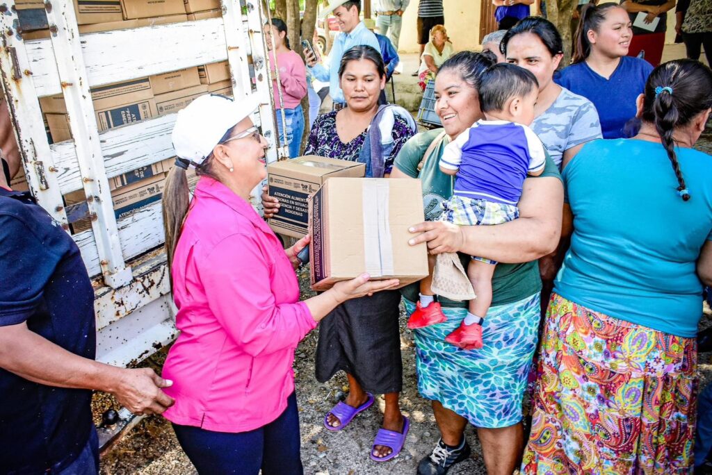 Entrega de apoyos invernales en las comunidades de Choix y Badiraguato