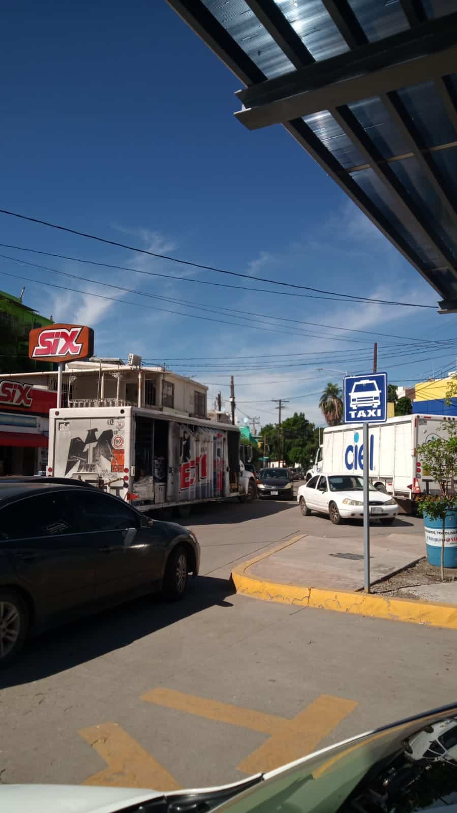 Vehículos de carga mal estacionados en Topolobampo
