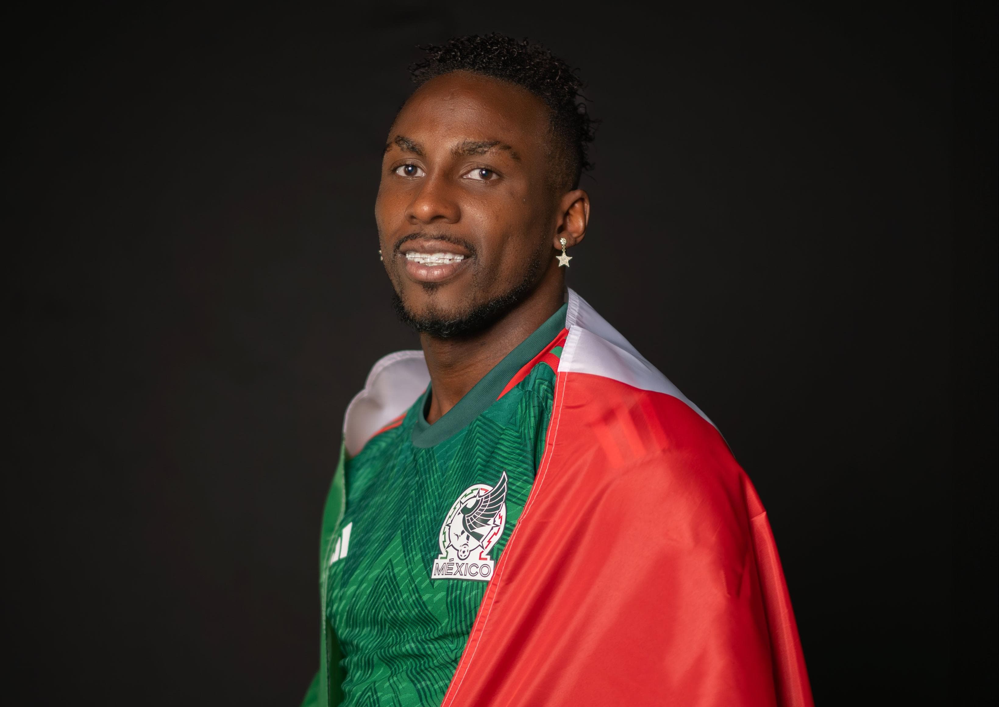 Julián Quiñones con la playera de la Selección Mexicana de Futbol