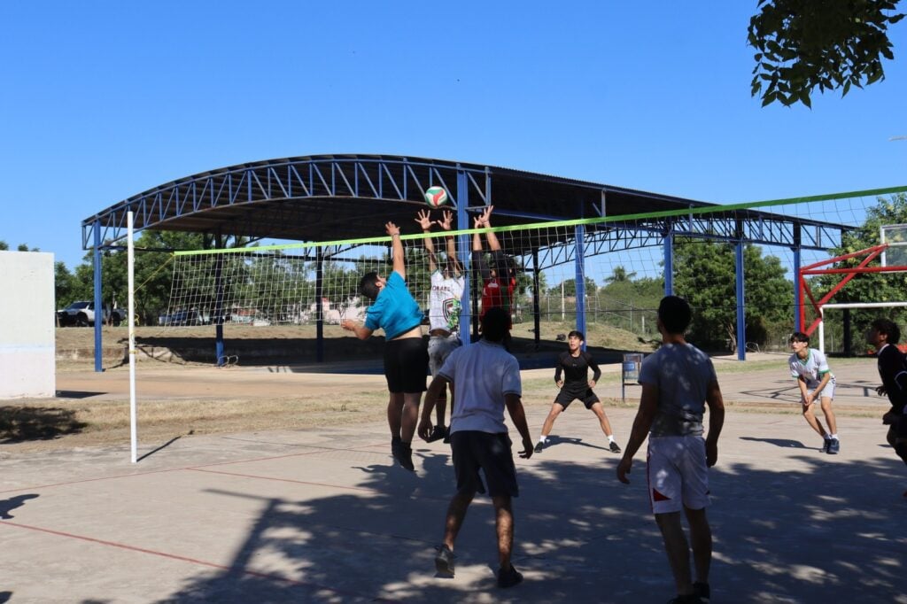 Niños jugando vóley