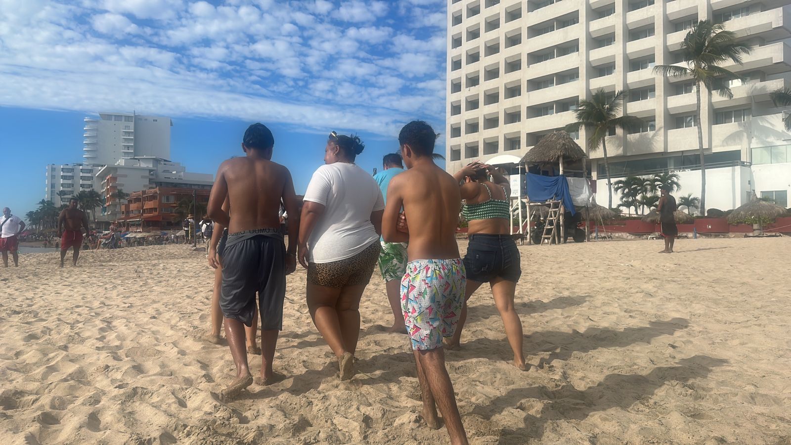 Rescatados por la Policía Acuática en playa de Mazatlán