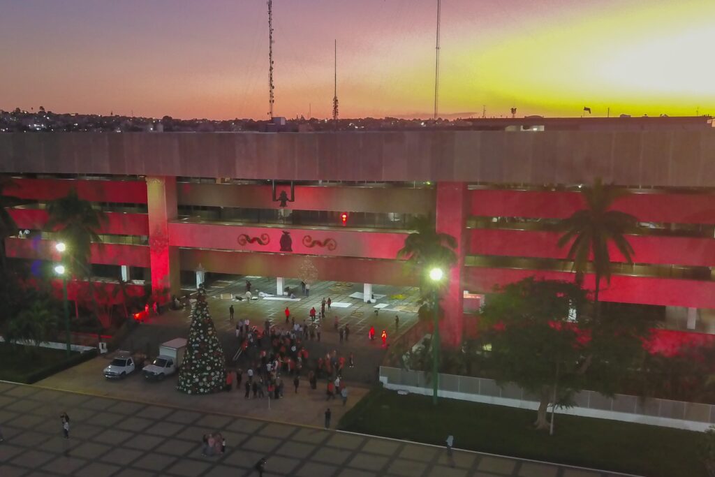 Luminarias color naranja encendidas en Palacio de Gobierno