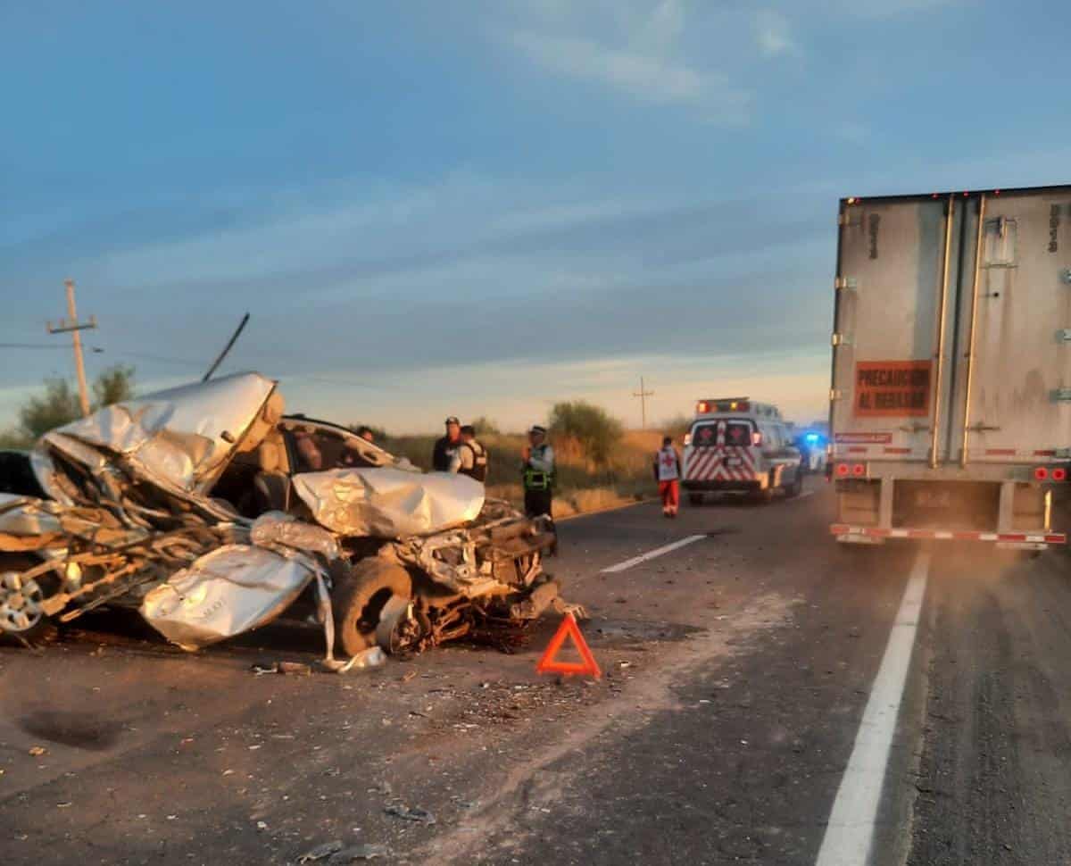 La camioneta quedó completamente destrozada tras el accidente.
