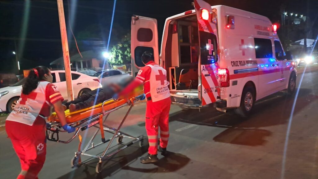 Elementos de Cruz Roja llevando a lesionado en camilla
