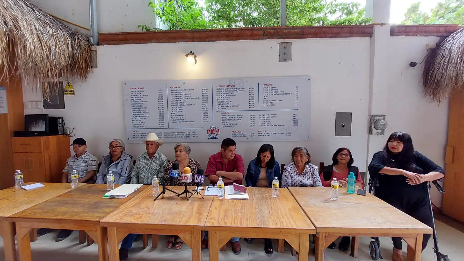 Vecinos del ejido Jiquilpan en conferencia de prensa.