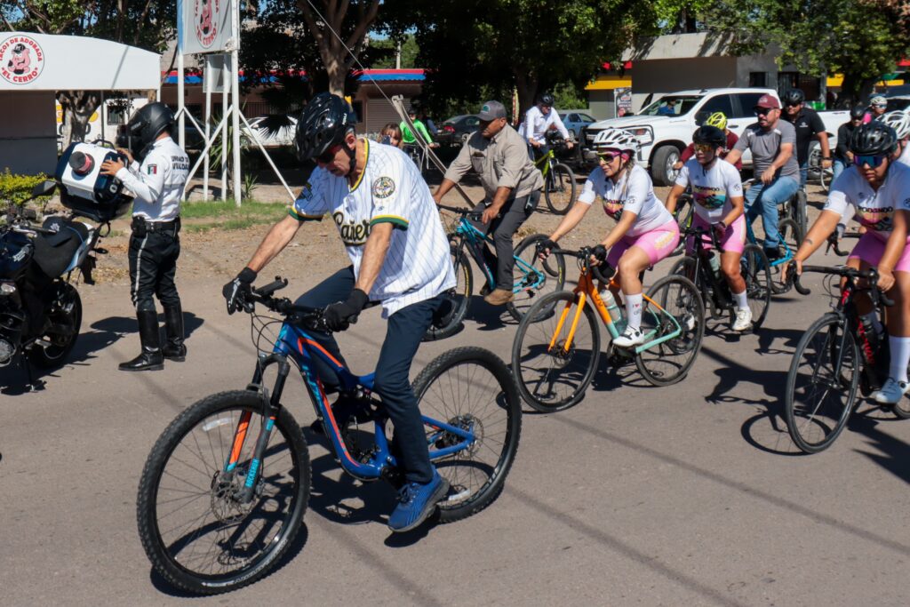 Alcalde de Ahome, Gerardo Vargas Landeros junto a ciclistas de “Rodando seguras por Sinaloa”