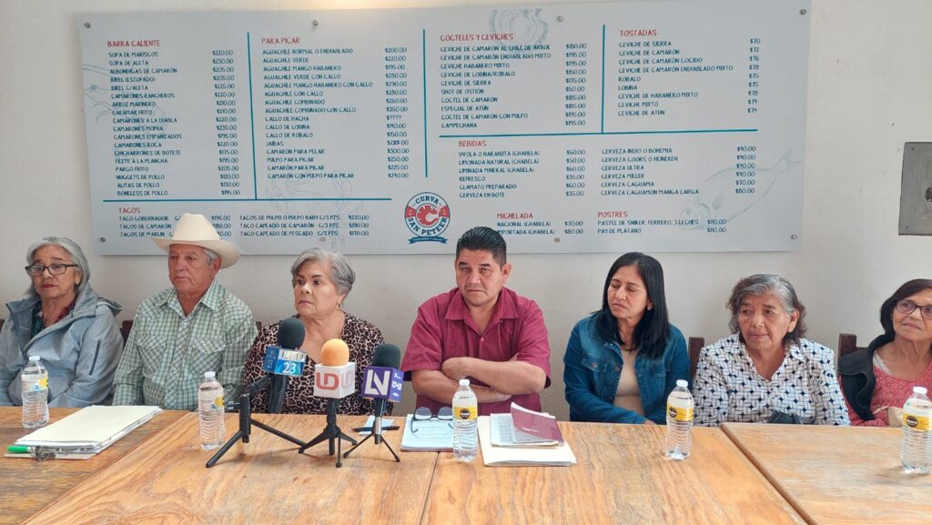 Vecinos del ejido Jiquilpan en conferencia de prensa.