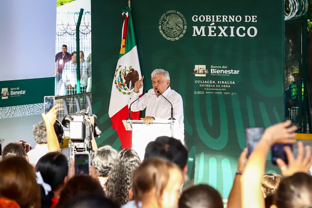 Andrés Manuel López Obrador inaugurando Bancos del Bienestar