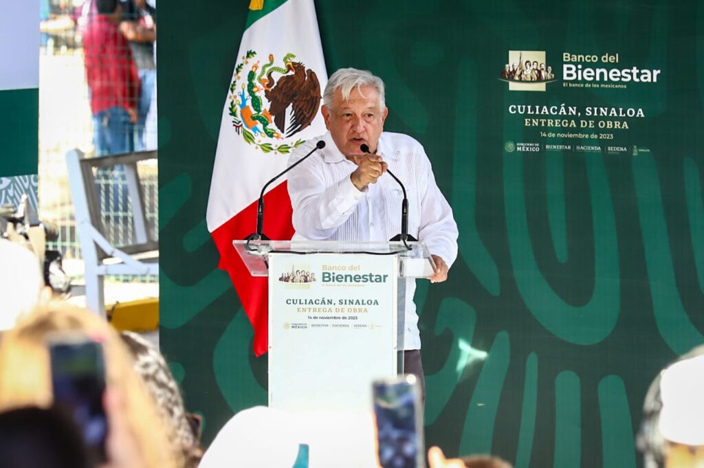 Andrés Manuel López Obrador inaugurando Bancos del Bienestar