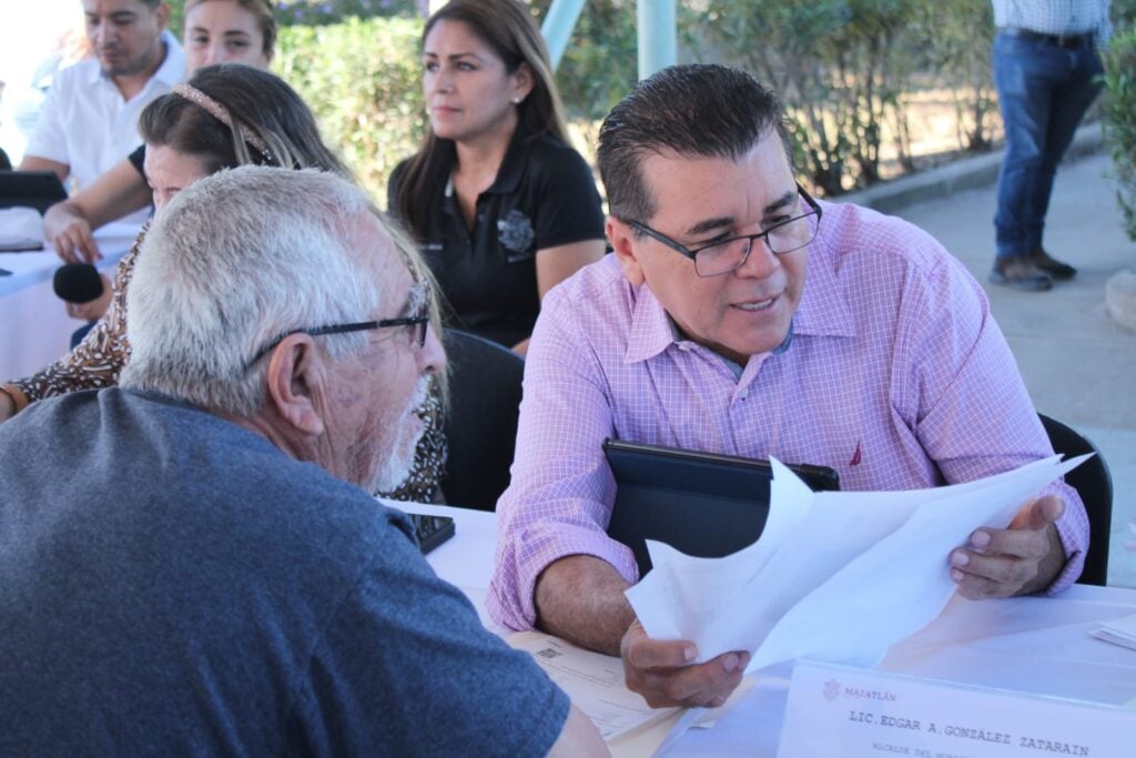 Camerino Guzmán siendo atendido por el alcalde de Mazatlán