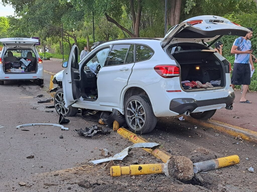 Camioneta accidentada contra infraestructura.