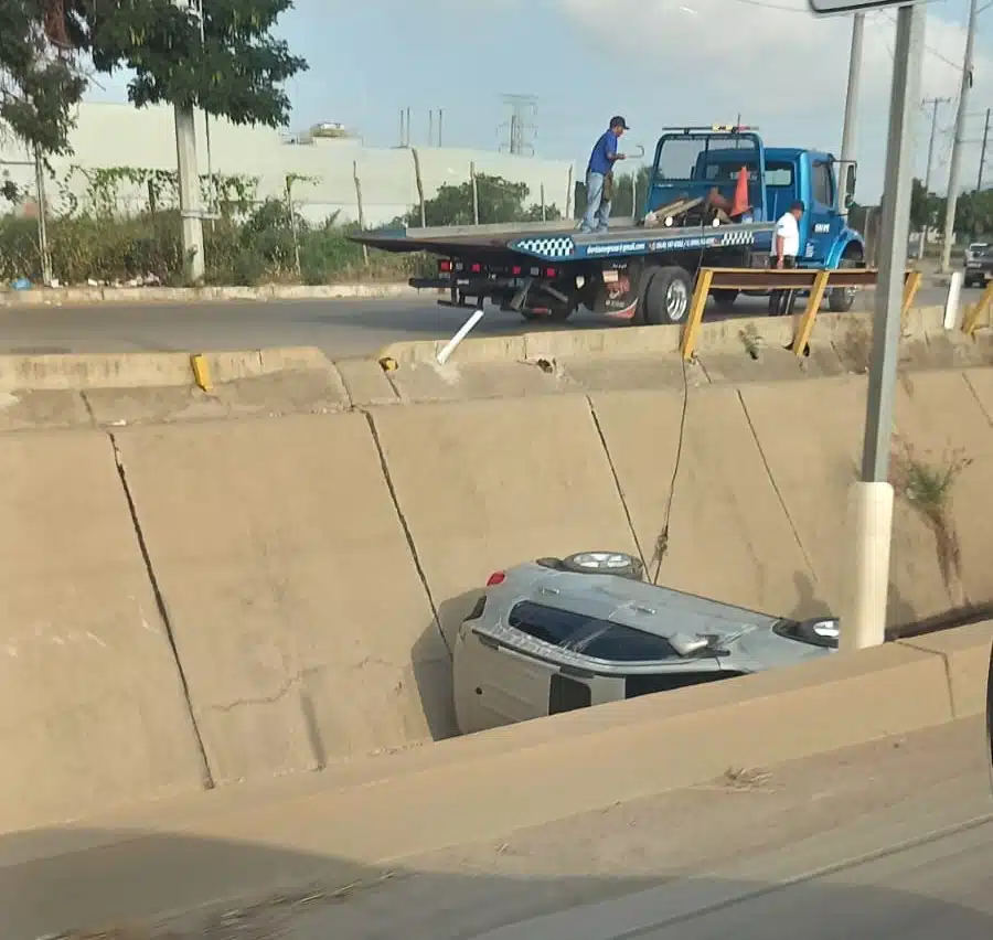 Accidente de vehículo en el canal Santa Rosa en Mazatlán