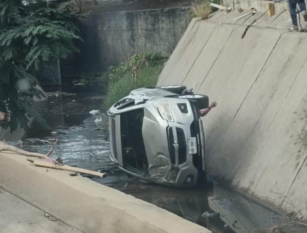 Accidente de vehículo en el canal Santa Rosa en Mazatlán